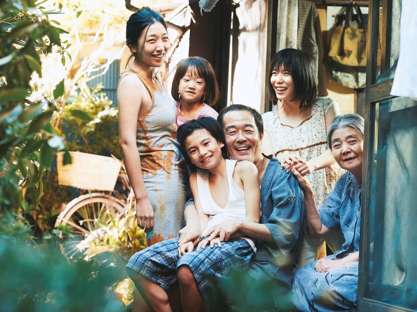 「万引き家族」 監督・脚本:是枝裕和 出演:リリー・フランキー/安藤サクラ/松岡茉優/池松壮亮/城桧吏/佐々木みゆ/高良健吾/池脇千鶴 / 樹木希林 (C)2018フジテレビジョン ギャガ AOI Pro.