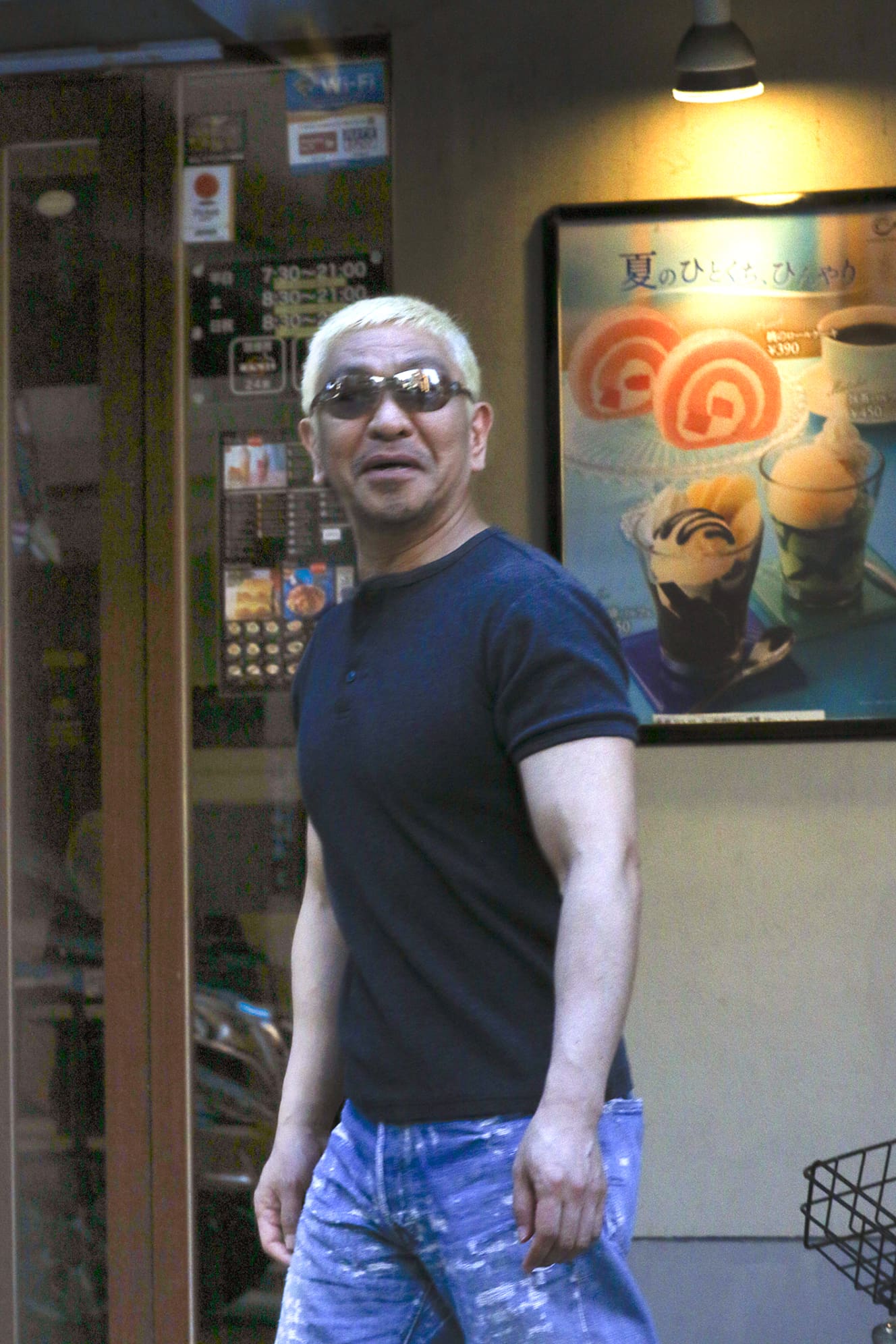 本誌未掲載カット/松本人志が本誌カメラ前で「ムキムキ筋肉体操」