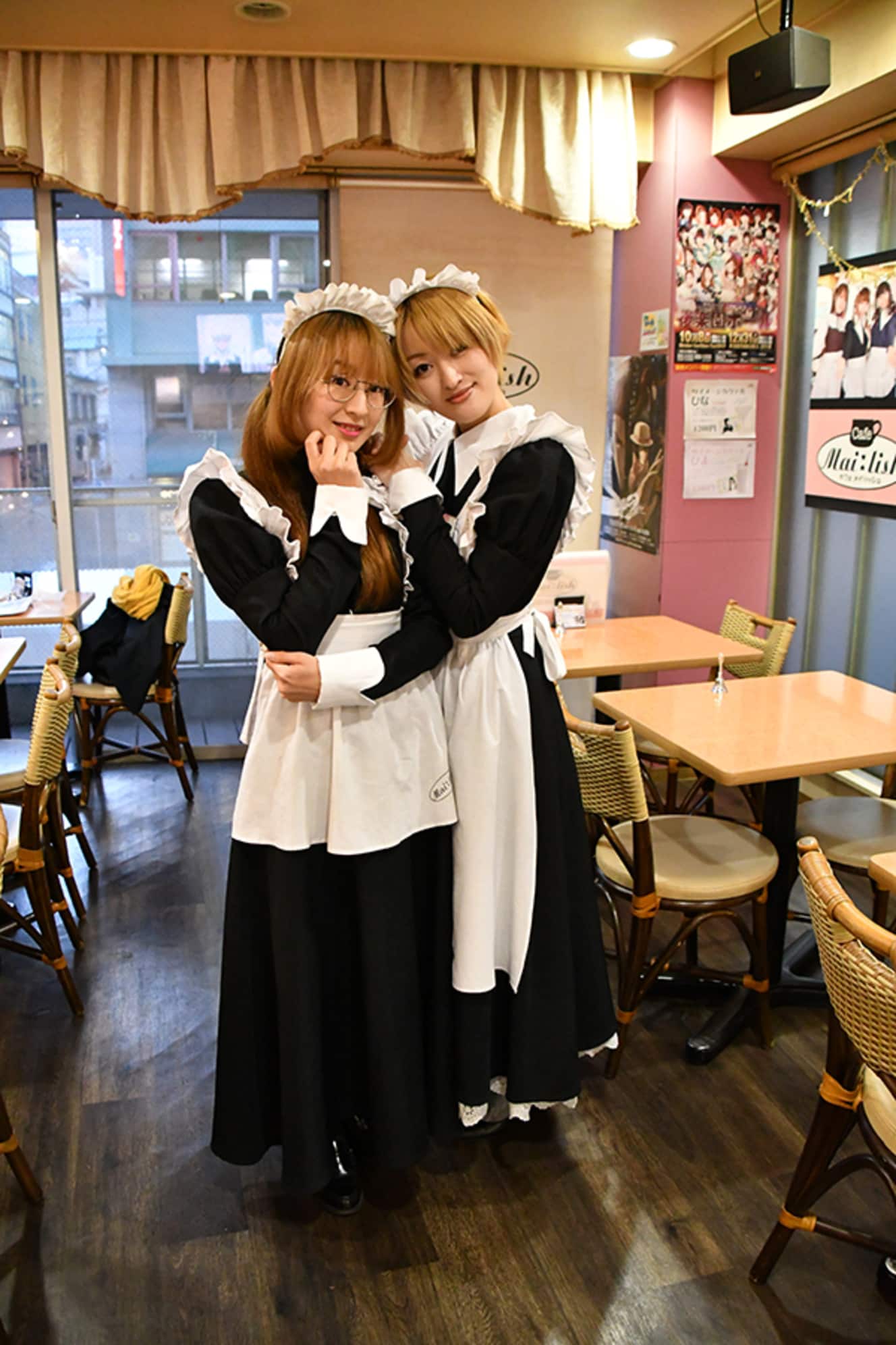 〔メイリッシュ〕まほれ店長に10年前と同じポーズをとってもらった。今回、隣にいるのは、メイリッシュでメイドさんをしているももさん(まほれ店長の妹)