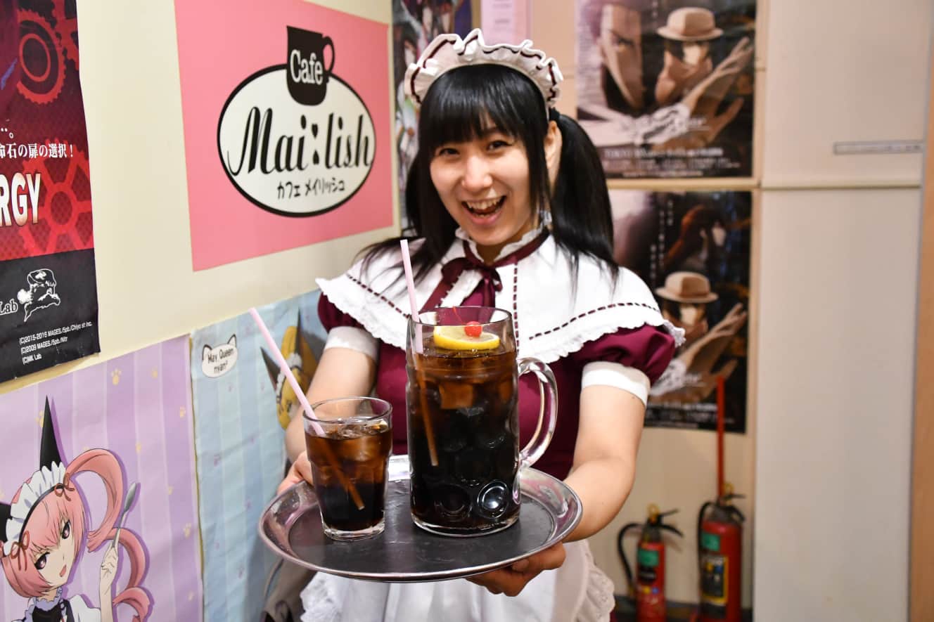 『〔メイリッシュ〕アキバコーラ(1,200円税込)。』通常メニューのコーラ(600円税込)の3倍の特大コーラ。ブームのときからのロングセラー。飲みきれない可能性もあるので「残したらお仕置きされてしまうのですか?」と尋ねてみると、まゆみ副店長いわく「お仕置きされたい方がわざと残してしまうので、飲みきれなかったときの罰ゲームは特にありません(笑)」