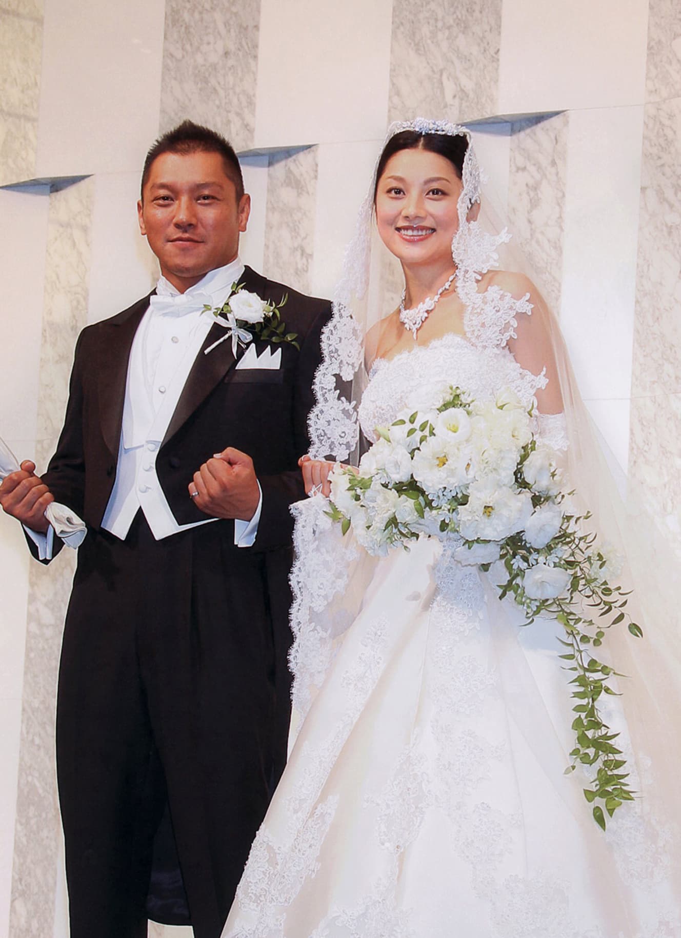 坂田 亘・プロレスラー(当時)&小池栄子 『爆笑問題』太田光やほしのあきなど多くの仲間が二人を祝った。坂田は翌日夜8時まで飲み続けたという。