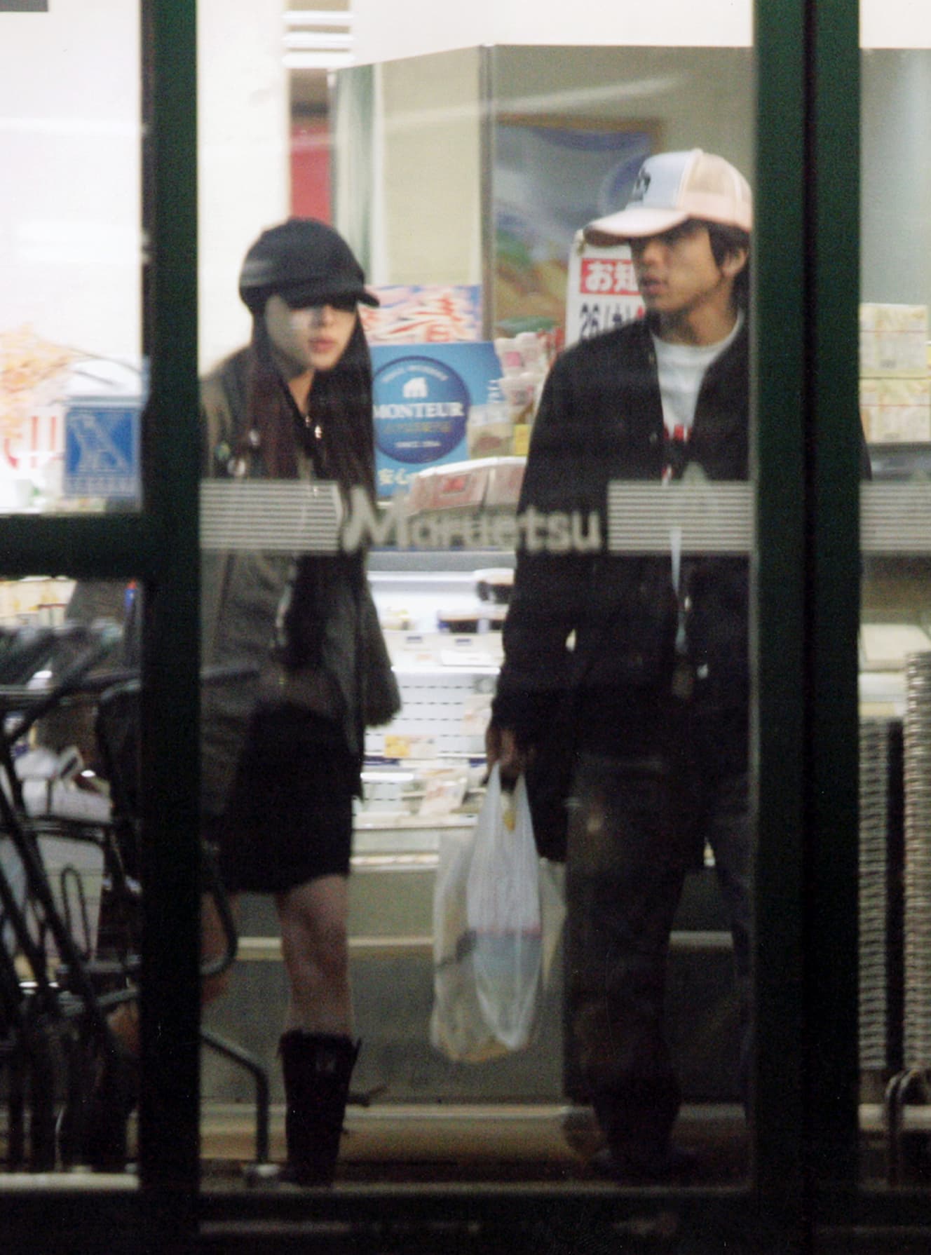 結婚前の 井ノ原快彦と瀬戸朝香の買い物デート風景。05年2月撮影