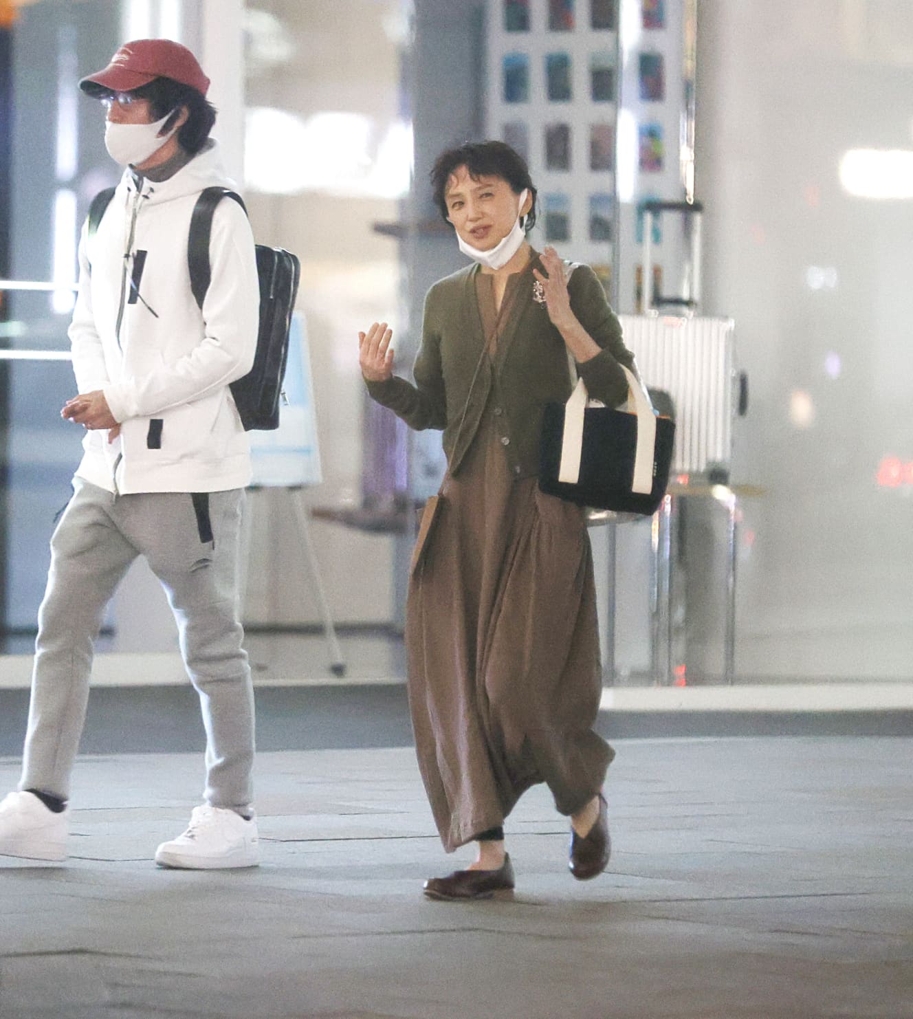 店から出て、大きくジェスチャーをしながら熱心に語りかける永作と、優しくうなずきながら話を聞く内藤氏