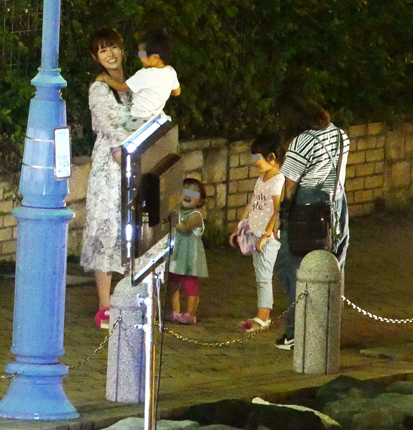 子供たちもつられて笑顔に。3人とも「次は私!」と言わんばかりに深キョンのそばに寄り添っていた