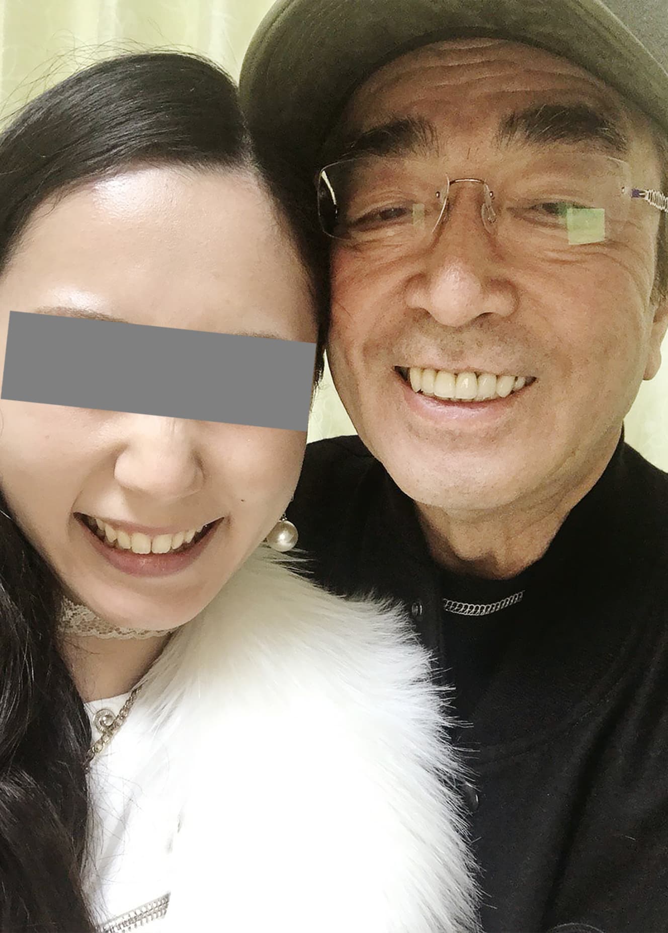 早紀さんは、麻布十番の高級マンションの一室で撮影した志村さんとの写真を見せてくれた