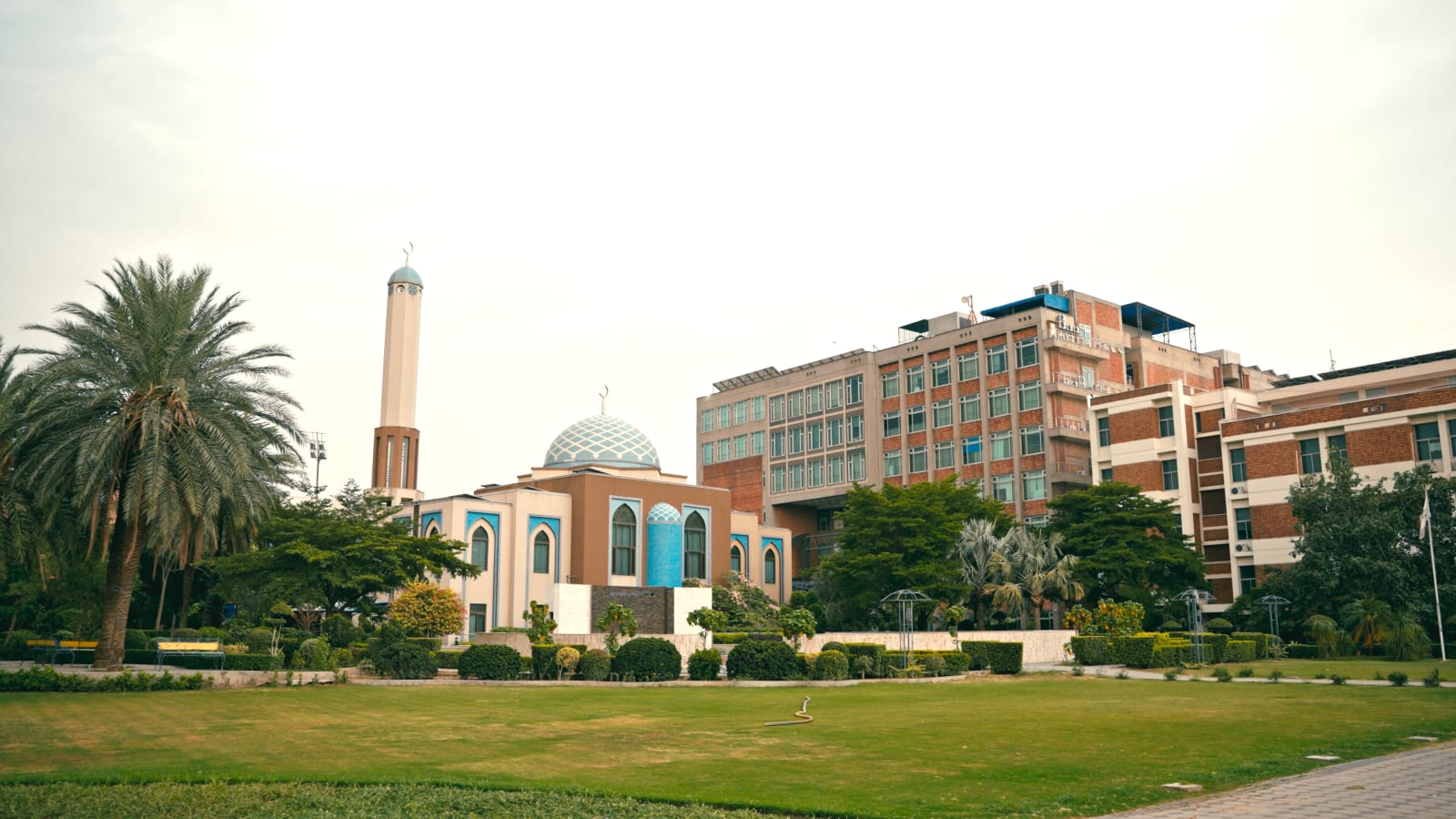 Jamia Masjid – University of Lahore view 5