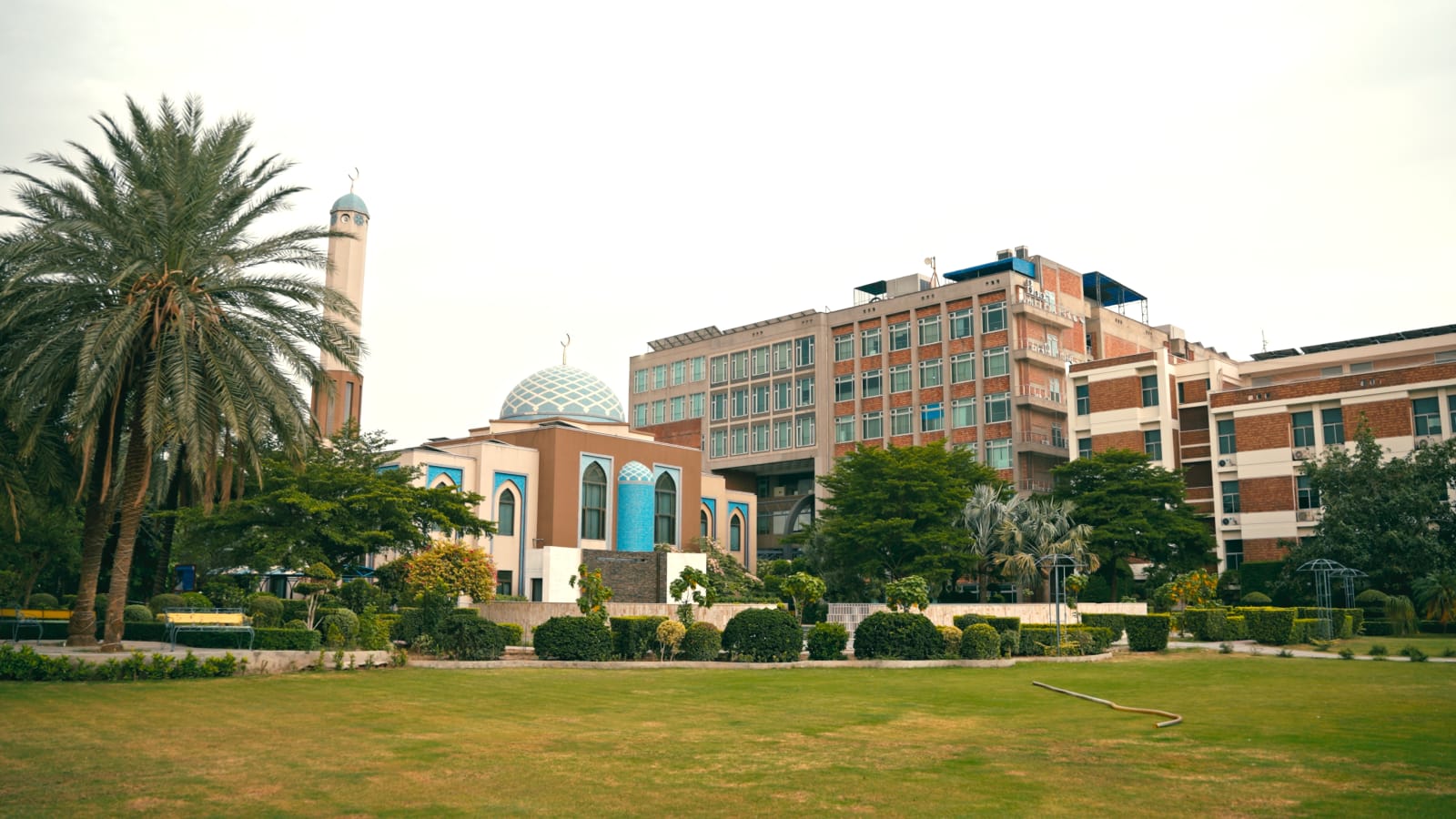 Jamia Masjid – University of Lahore view 3