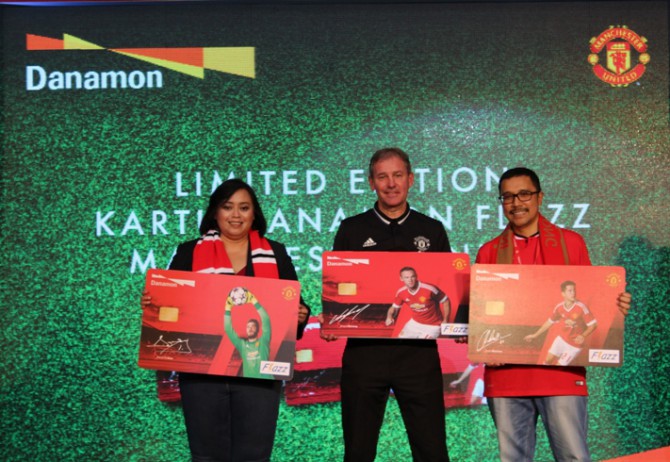 KI-KA Michellina Triwardhany, Direktur Perbankan UKM dan Perbankan Konsumer Danamon, Bryan Robson sebagai Duta Manchester United dan Djamin Nainggolan selaku E-Channel & Consumer Lending Head Danamon KI-KA Michellina Triwardhany, Direktur Perbankan UKM dan Perbankan Konsumer Danamon, Bryan Robson sebagai Duta Manchester United dan Djamin Nainggolan selaku E-Channel & Consumer Lending Head Danamon