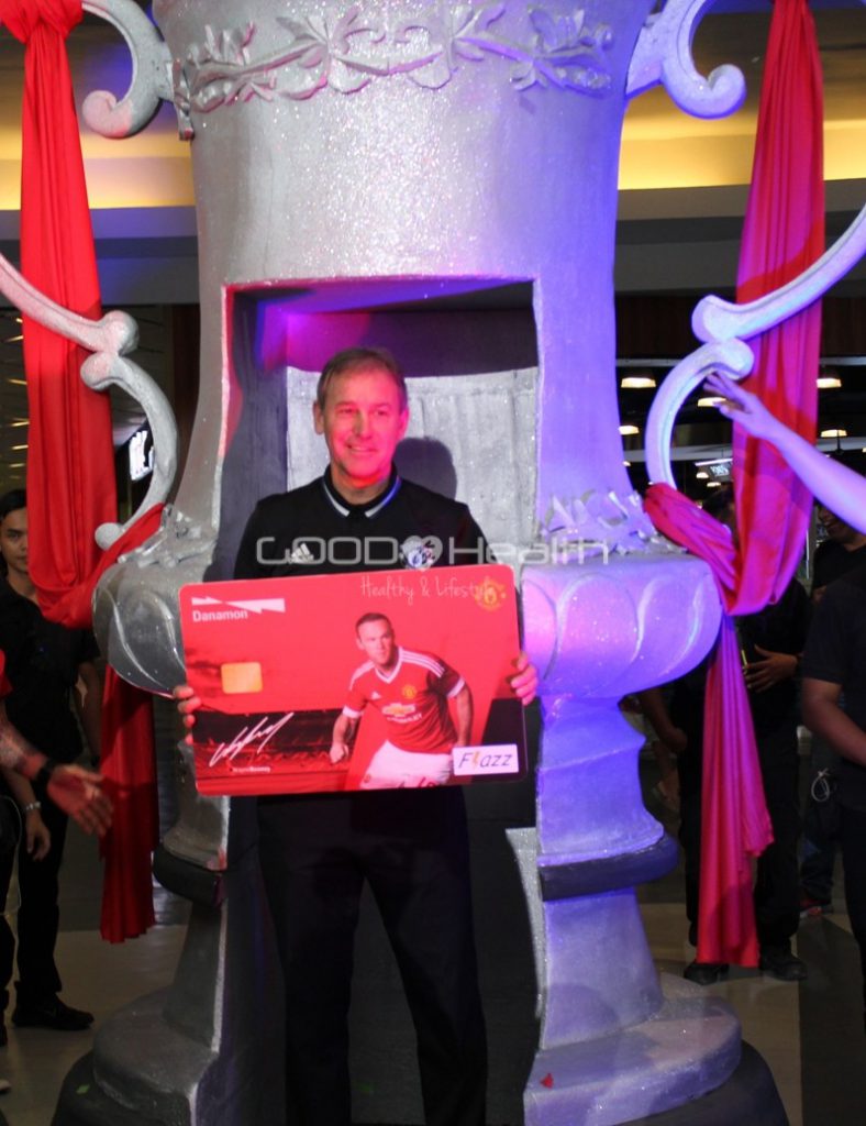 Bryan Robson, Manchester United Ambassador memegang Kartu Danamon Flazz Manchester United Bryan Robson, Manchester United Ambassador memegang Kartu Danamon Flazz Manchester United
