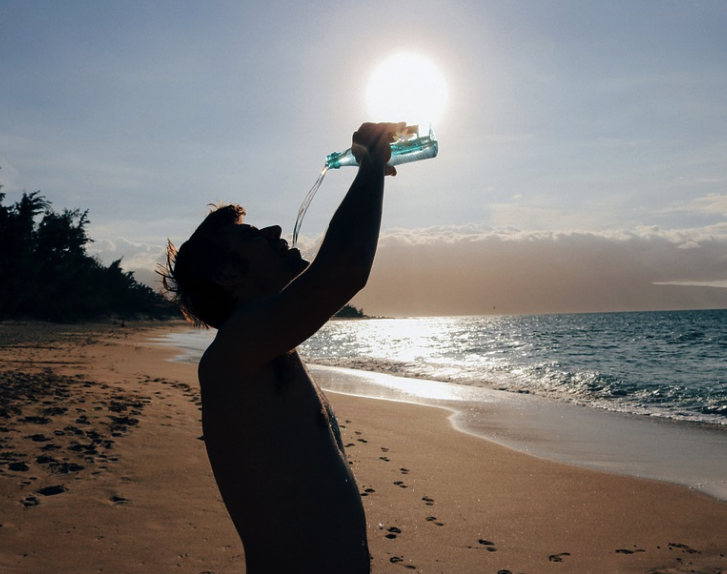 pria%20minum%20air