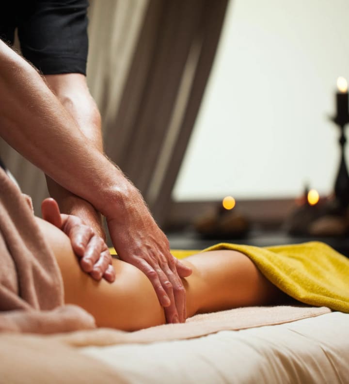 Rückenmassage bei Kerzenlicht, Übungsbeispiel der Massageschulung