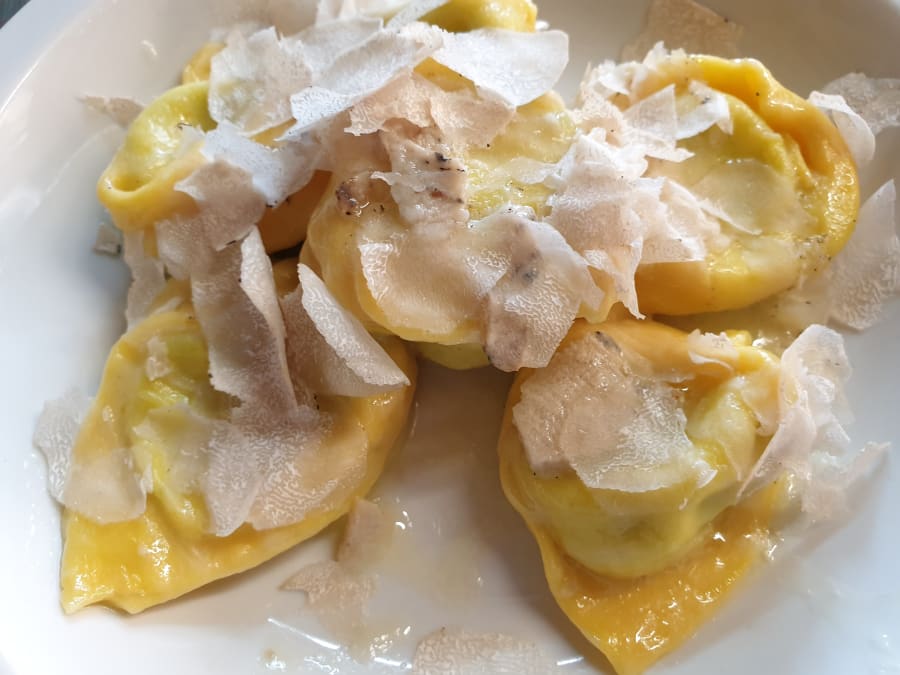 Agriturismo Guardastelle Bologna - TORTELLONI DI RICOTTA AL TARTUFO BIANCO