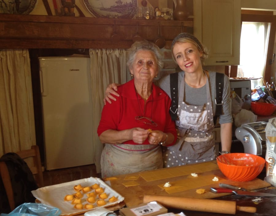 Agriturismo Guardastelle Bologna - 2014 CON NONNA DESOLINA SI FANNO I TORTELLONI