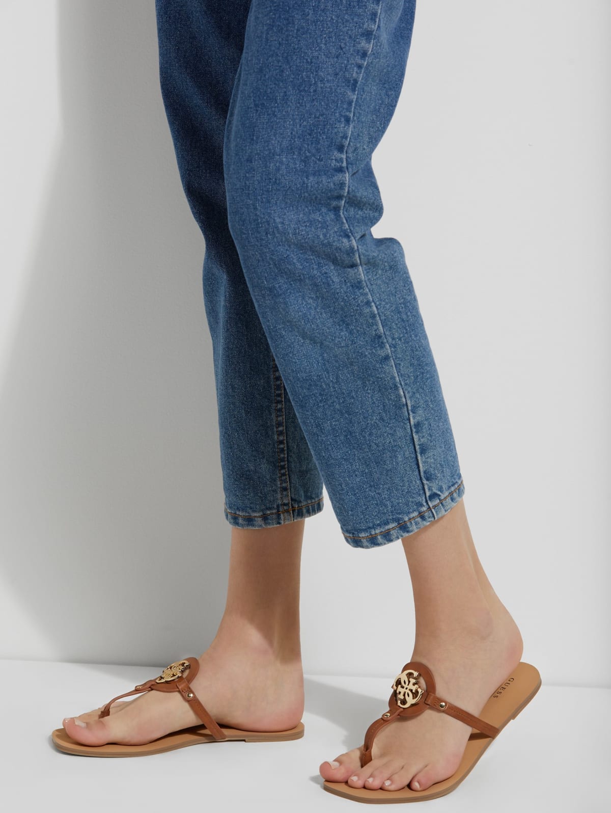 guess t strap sandals