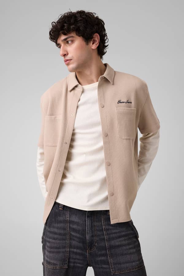 camisa con logo bordado
