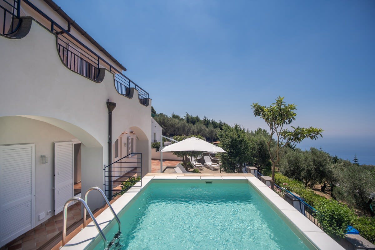 Villa La Luce: Town Centre, Sea Views, Pool & Concierge by Feeling Italy