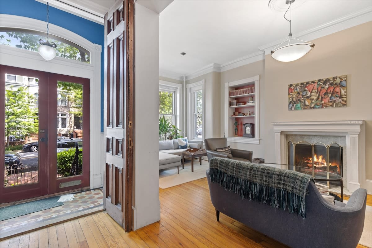 Historic Solar-Powered Townhouse, Walk to