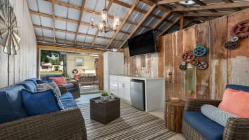 Cottage on Mistletoe, Hot tub, Outdoor Party Barn! — Fredericksburg, TX — vacation rental