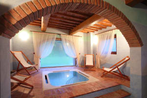 7 bedroom Tuscany villa rental