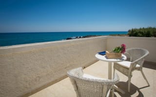 5 bed seaside villa with direct access to sea and beach