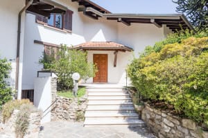 Large Lake Maggiore villa with beach access. Short walk to village centre.