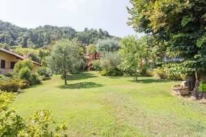 Large Lake Maggiore villa with beach access. Short walk to village centre.