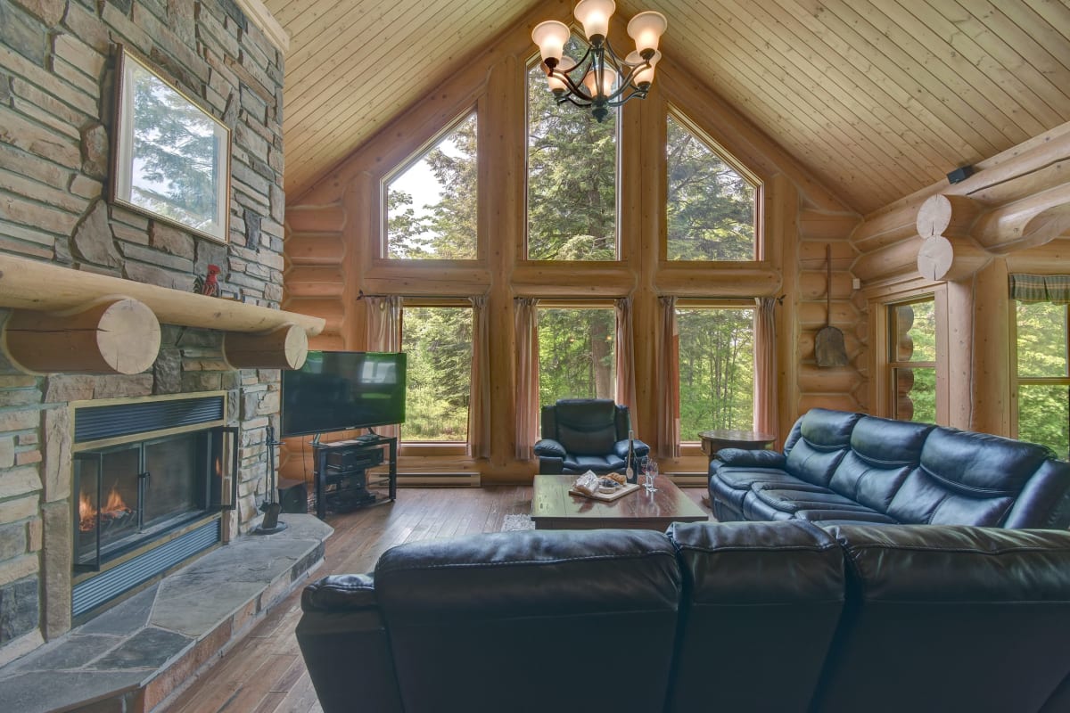 Lake access and private indoor hot tub CITQ# 234706