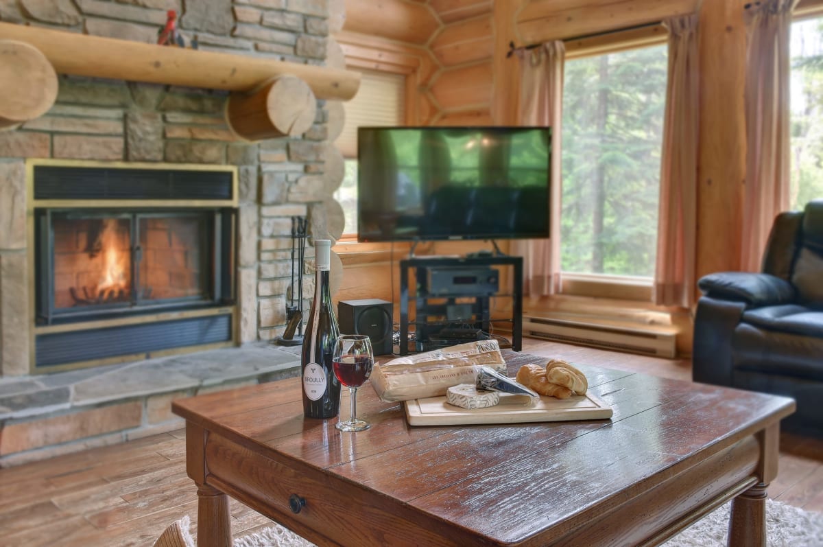 Lake access and private indoor hot tub CITQ# 234706
