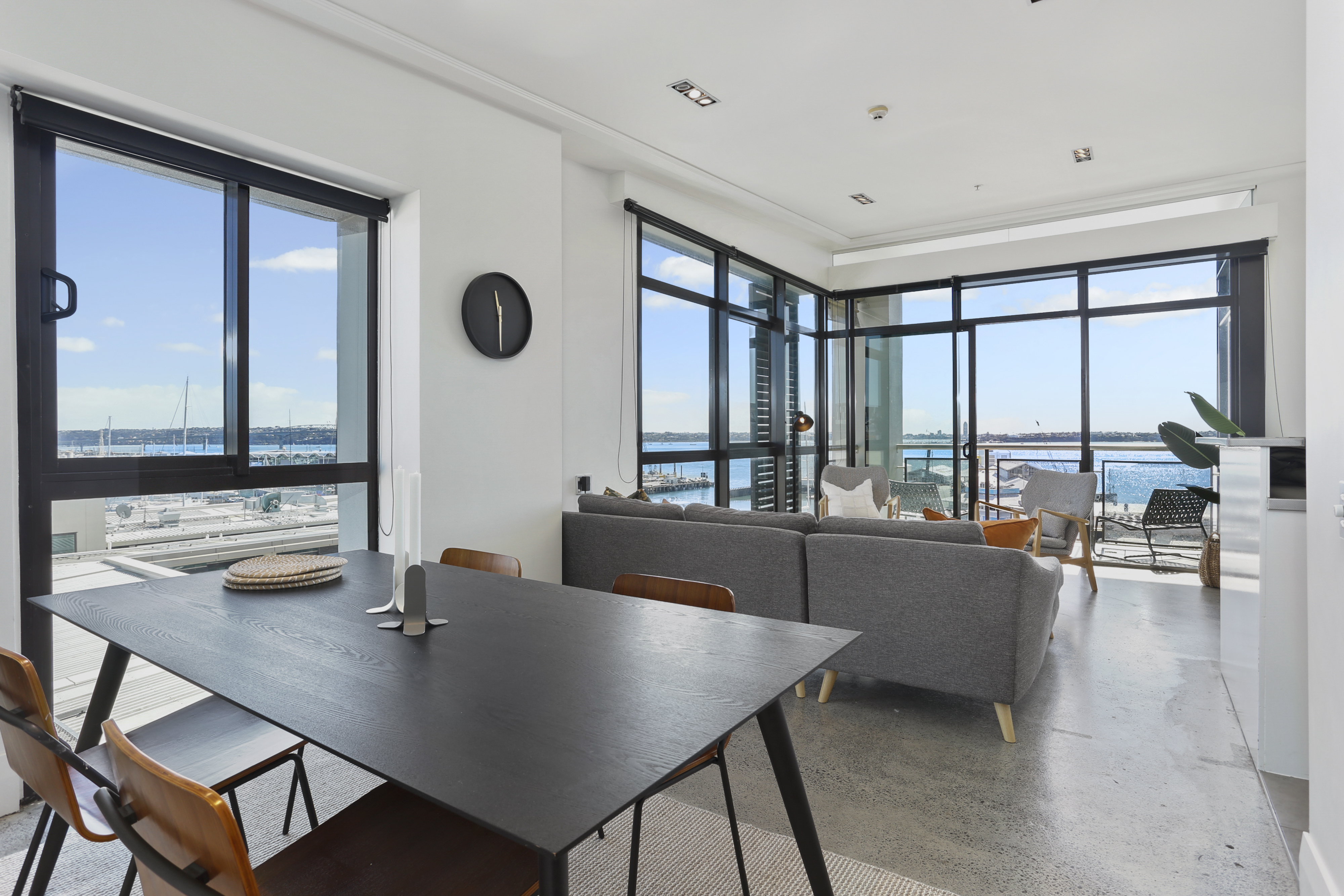 Sun-soaked Luxury Penthouse on Viaduct waterfront - Image 4