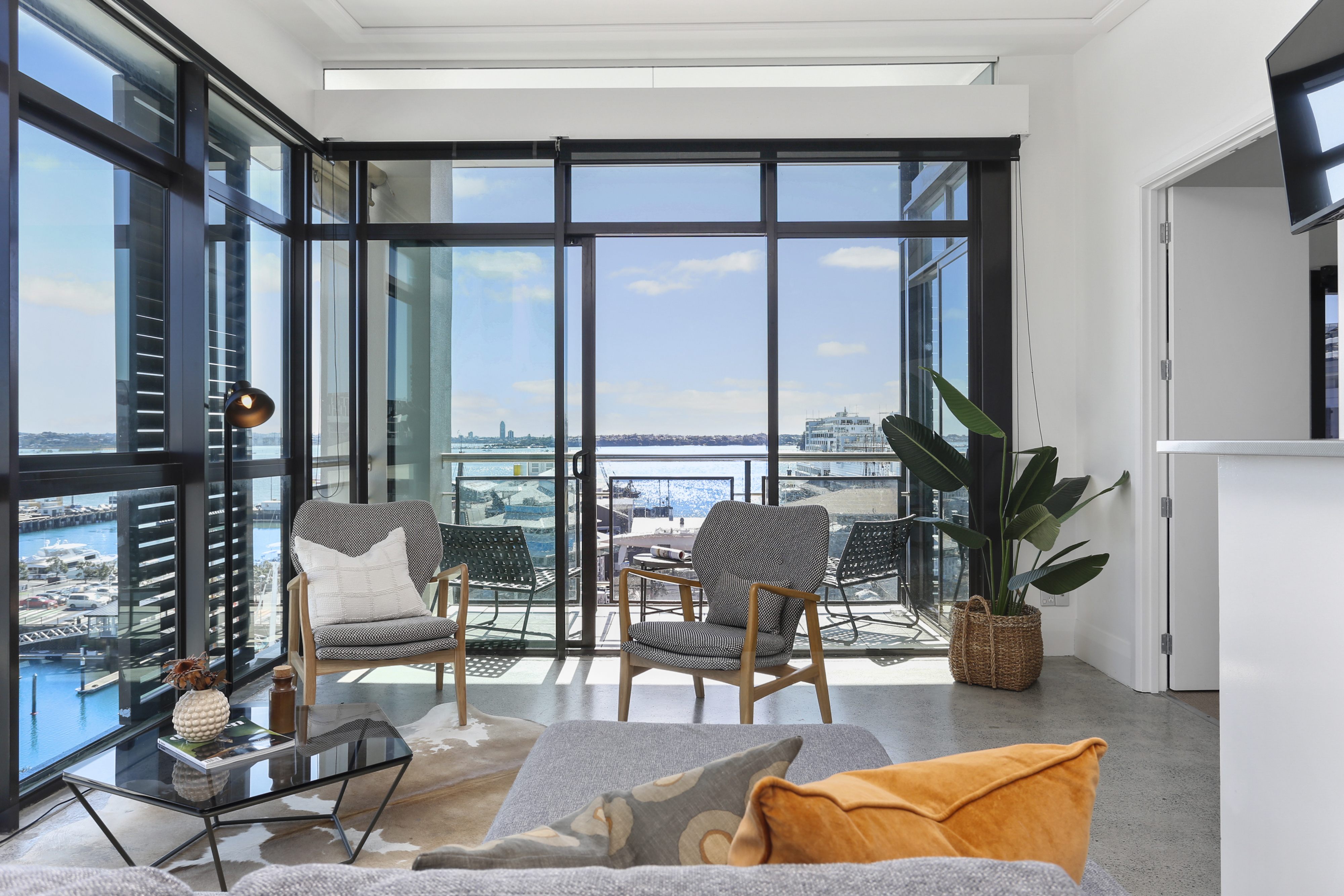 Sun-soaked Luxury Penthouse on Viaduct waterfront - Image 3