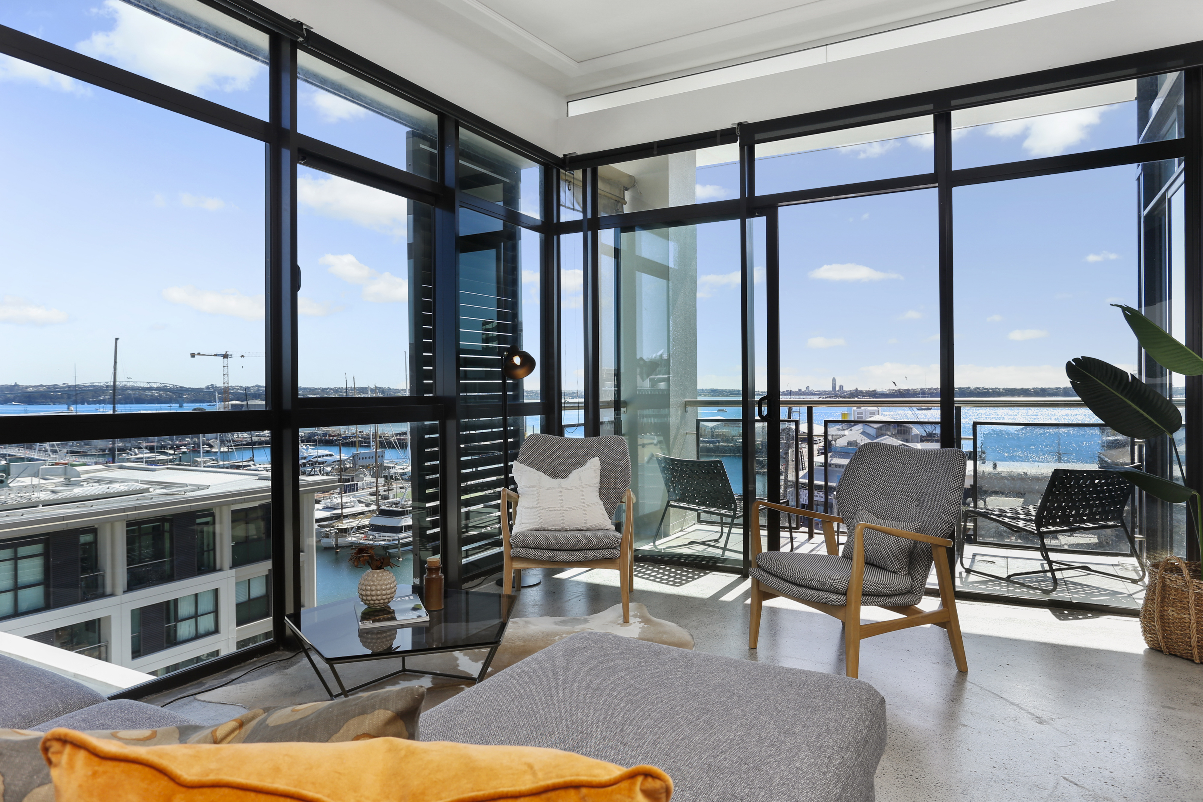 Sun-soaked Luxury Penthouse on Viaduct waterfront - Image 1