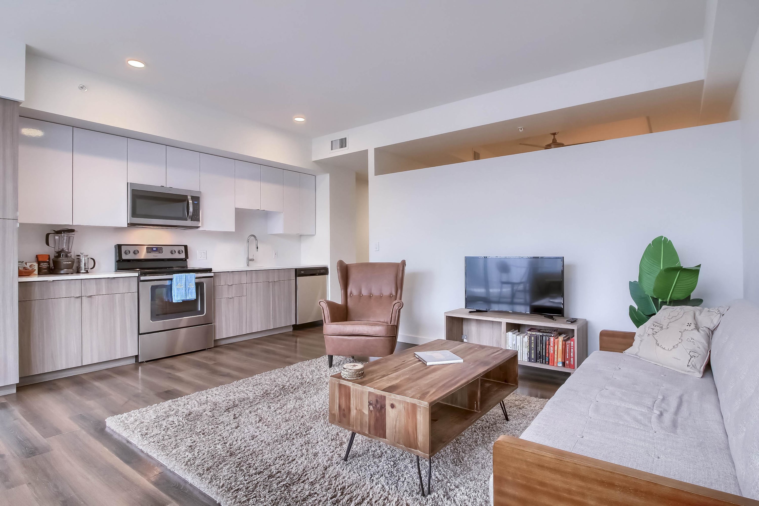 Bright 1BR Apt w/ Workspace in Union Station