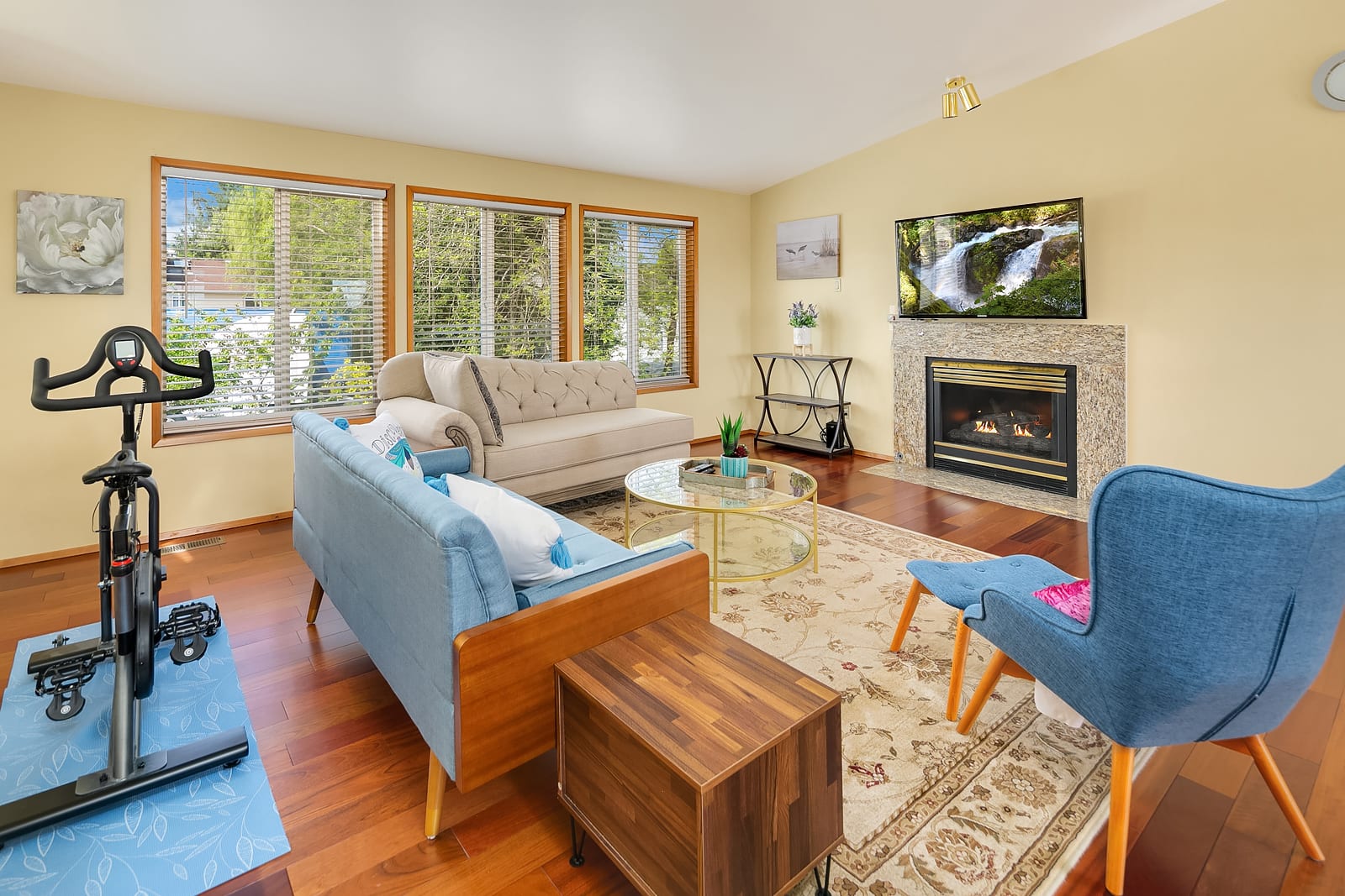 Colorful Family House w/ Big ☀ Deck | 3 mins to I5