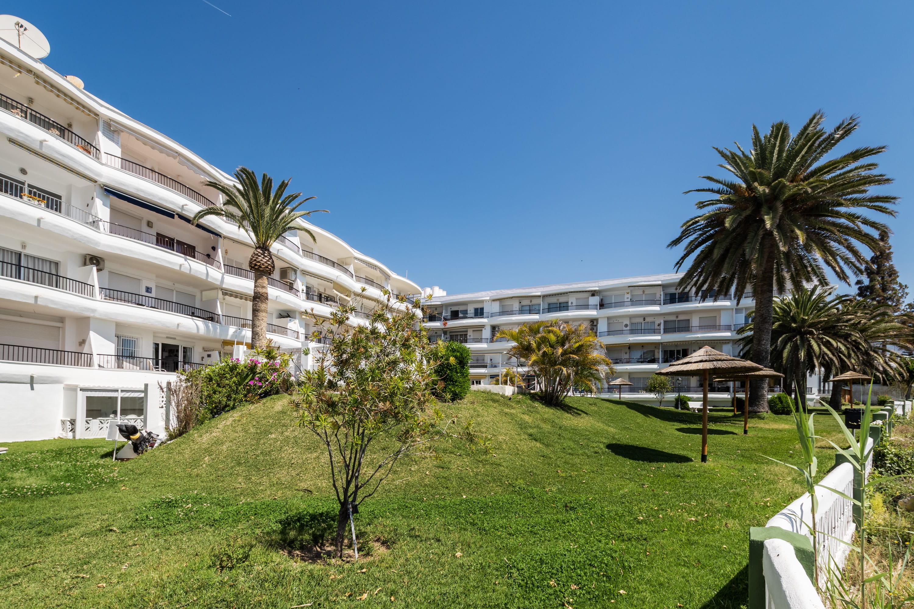 Minimalist Acapulco Apartments Nerja 