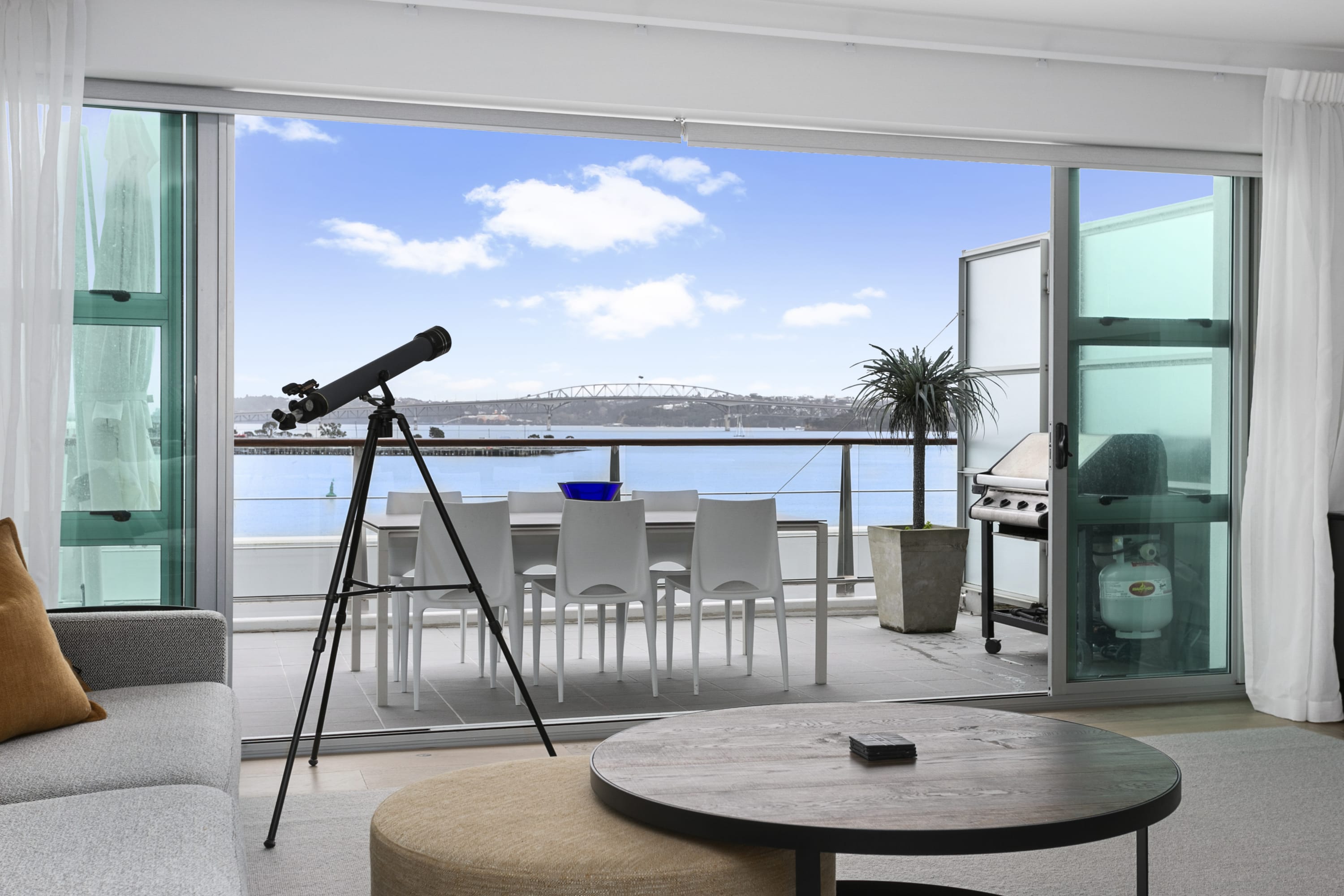 Light and spacious w incredible harbour views - Image 3