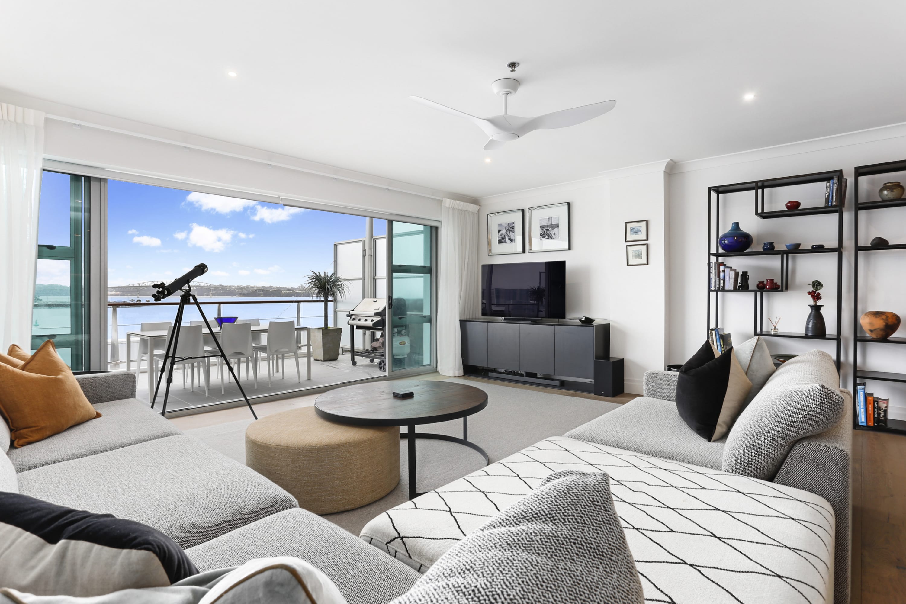 Light and spacious w incredible harbour views - Image 1