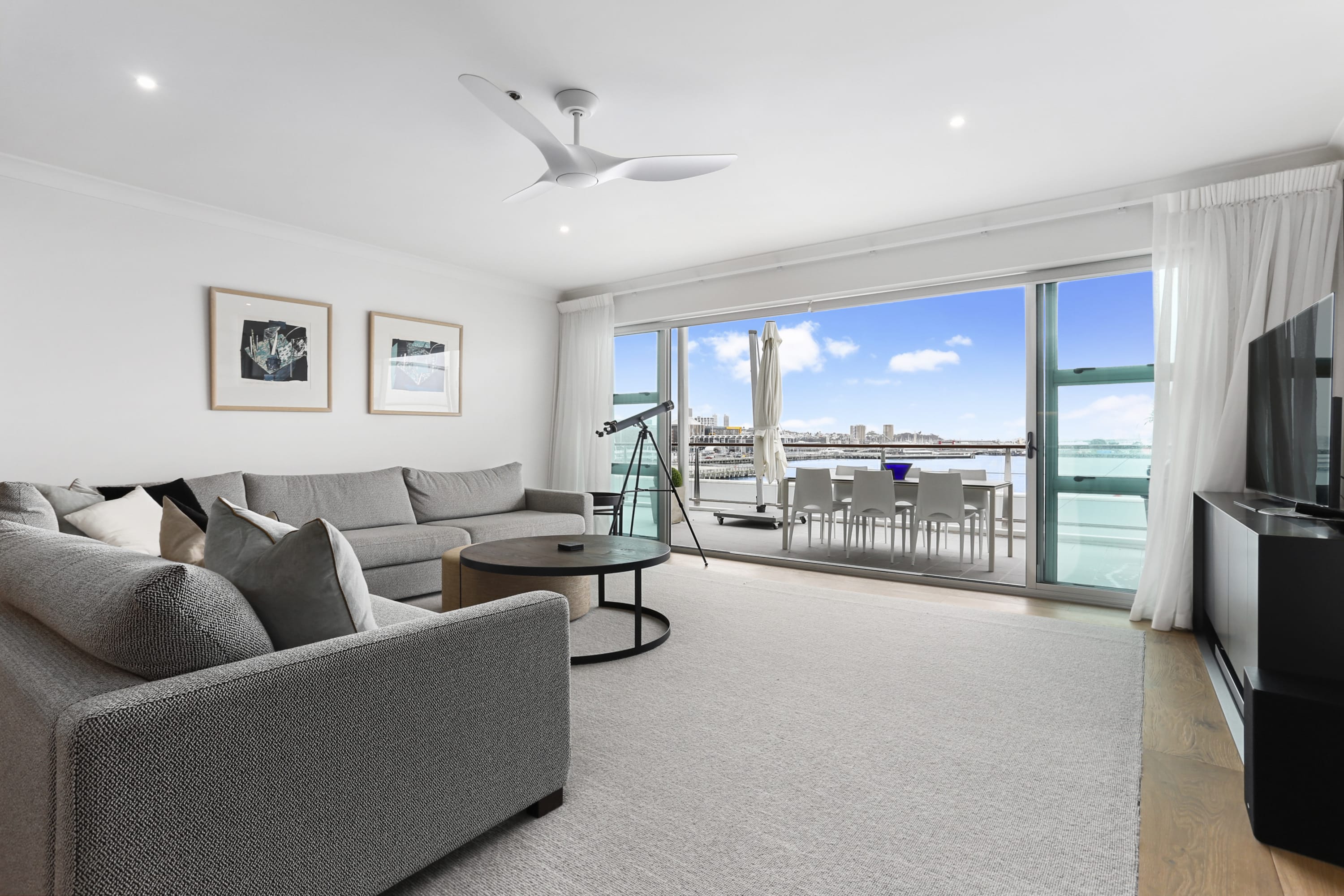 Light and spacious w incredible harbour views - Image 2