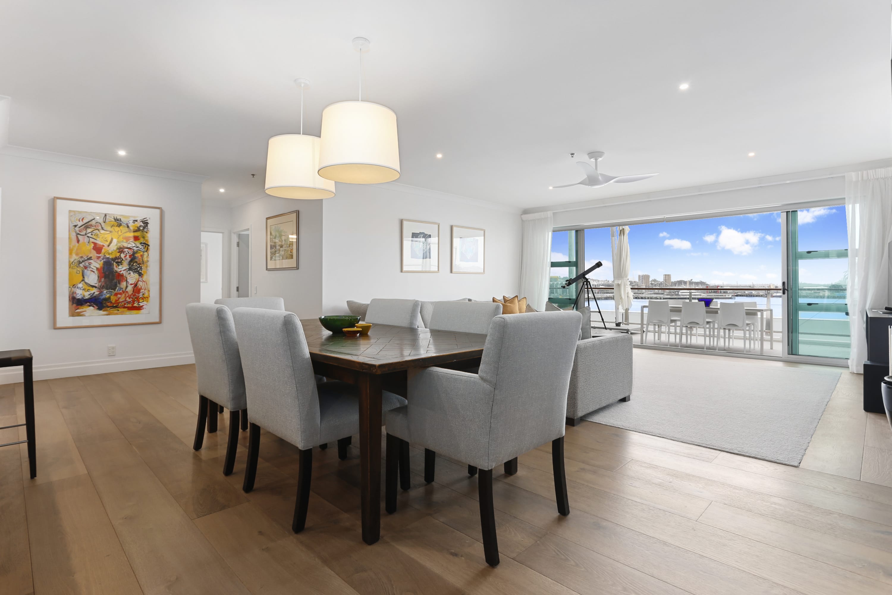 Light and spacious w incredible harbour views - Image 5