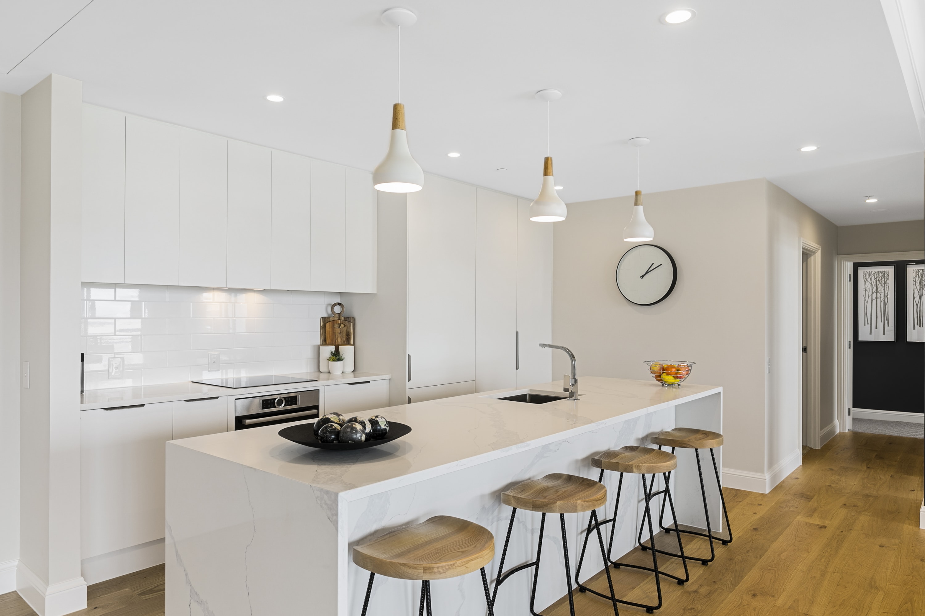 Large penthouse w open living and expansive views - Image 4