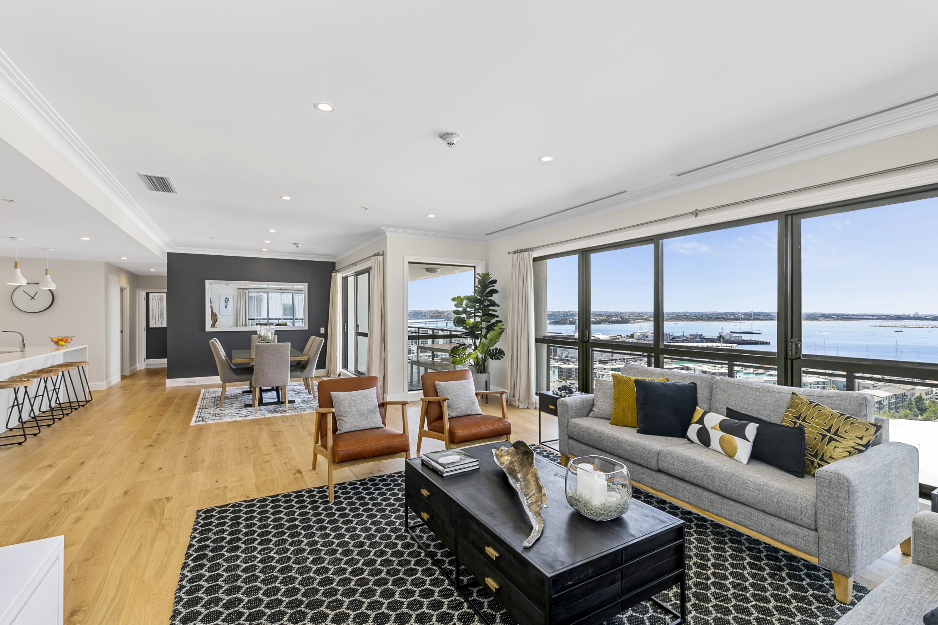 Large penthouse w open living and expansive views - Image 1