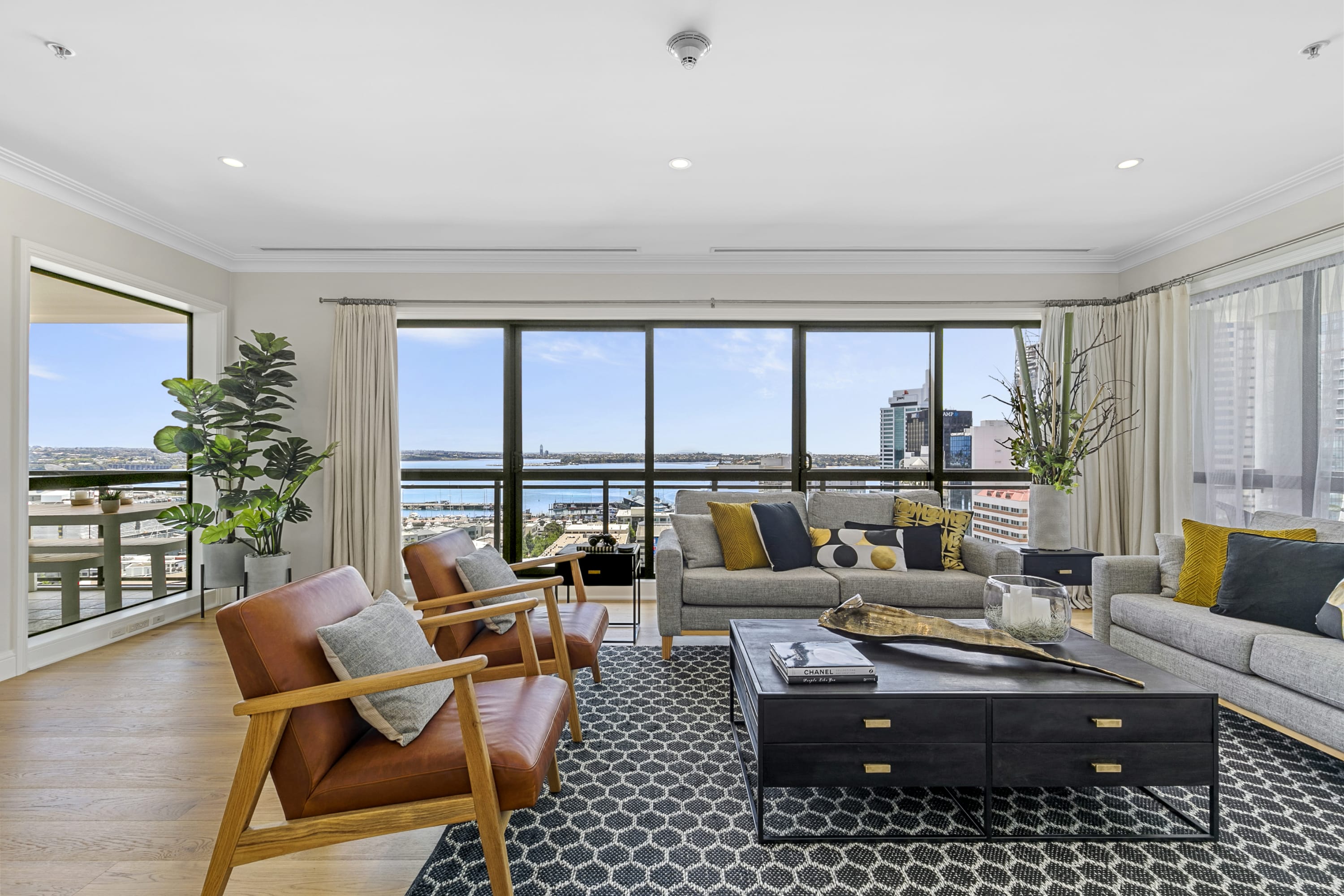 Large penthouse w open living and expansive views - Image 2