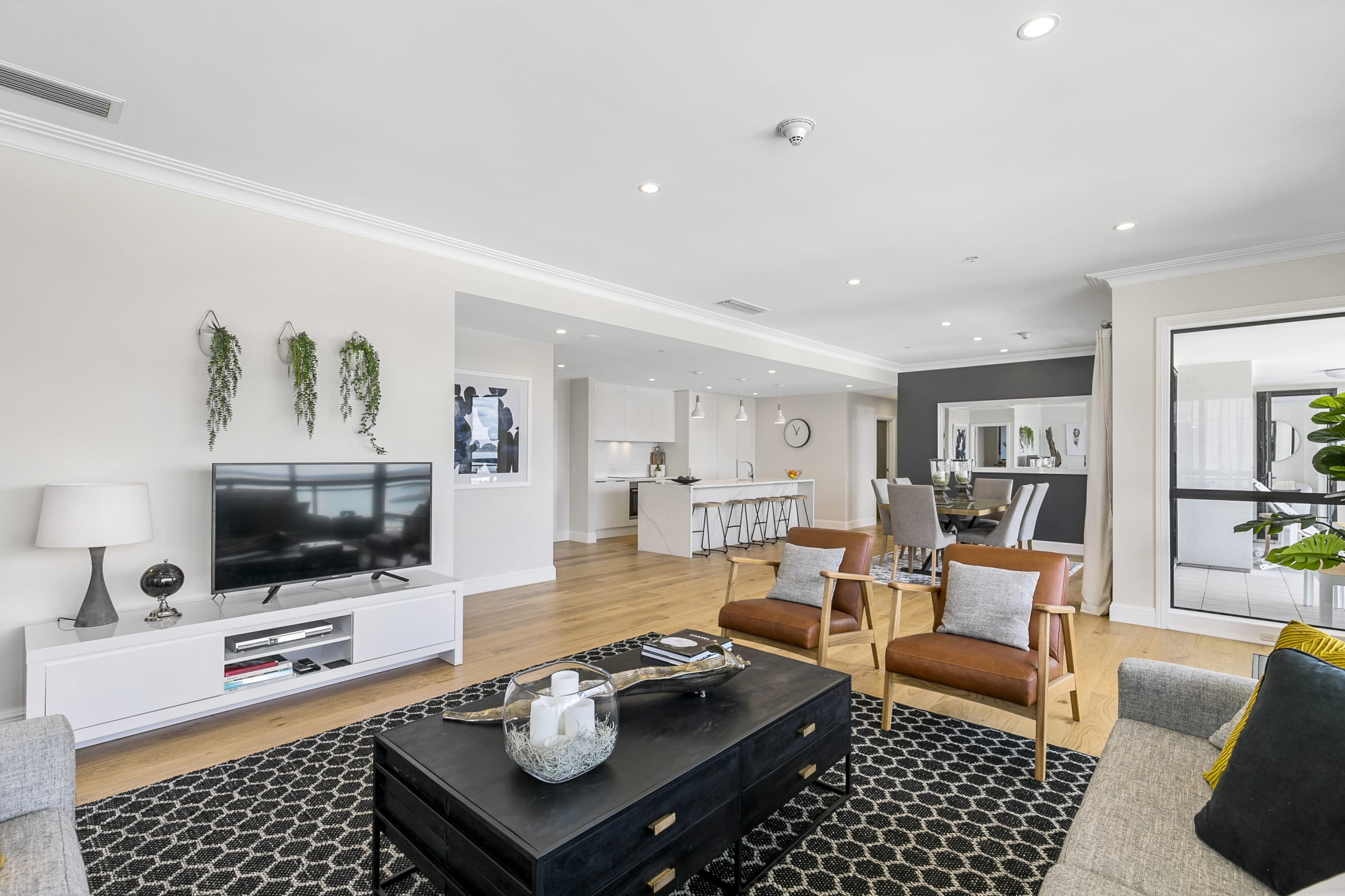 Large penthouse w open living and expansive views - Image 3