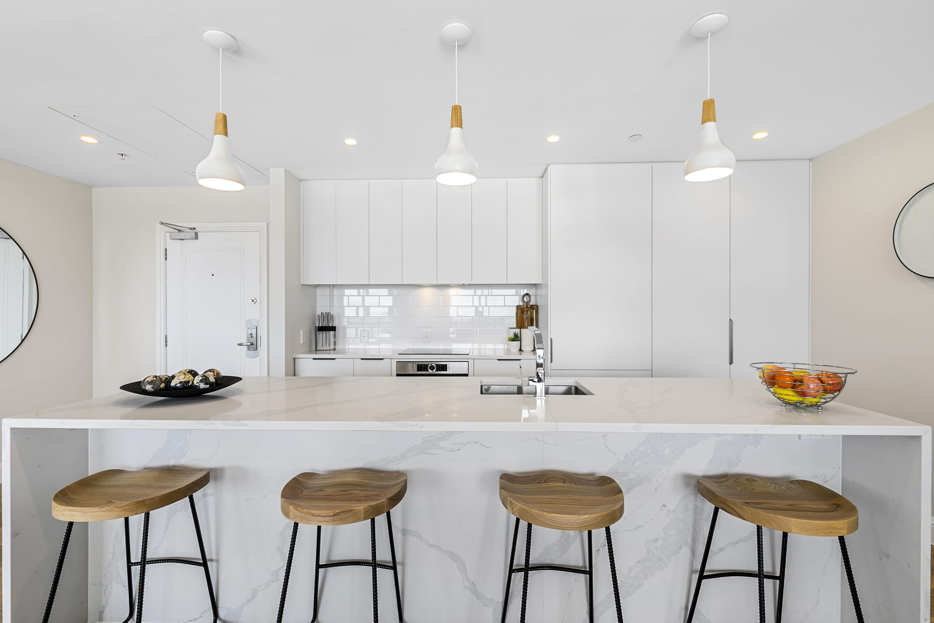 Large penthouse w open living and expansive views - Image 5