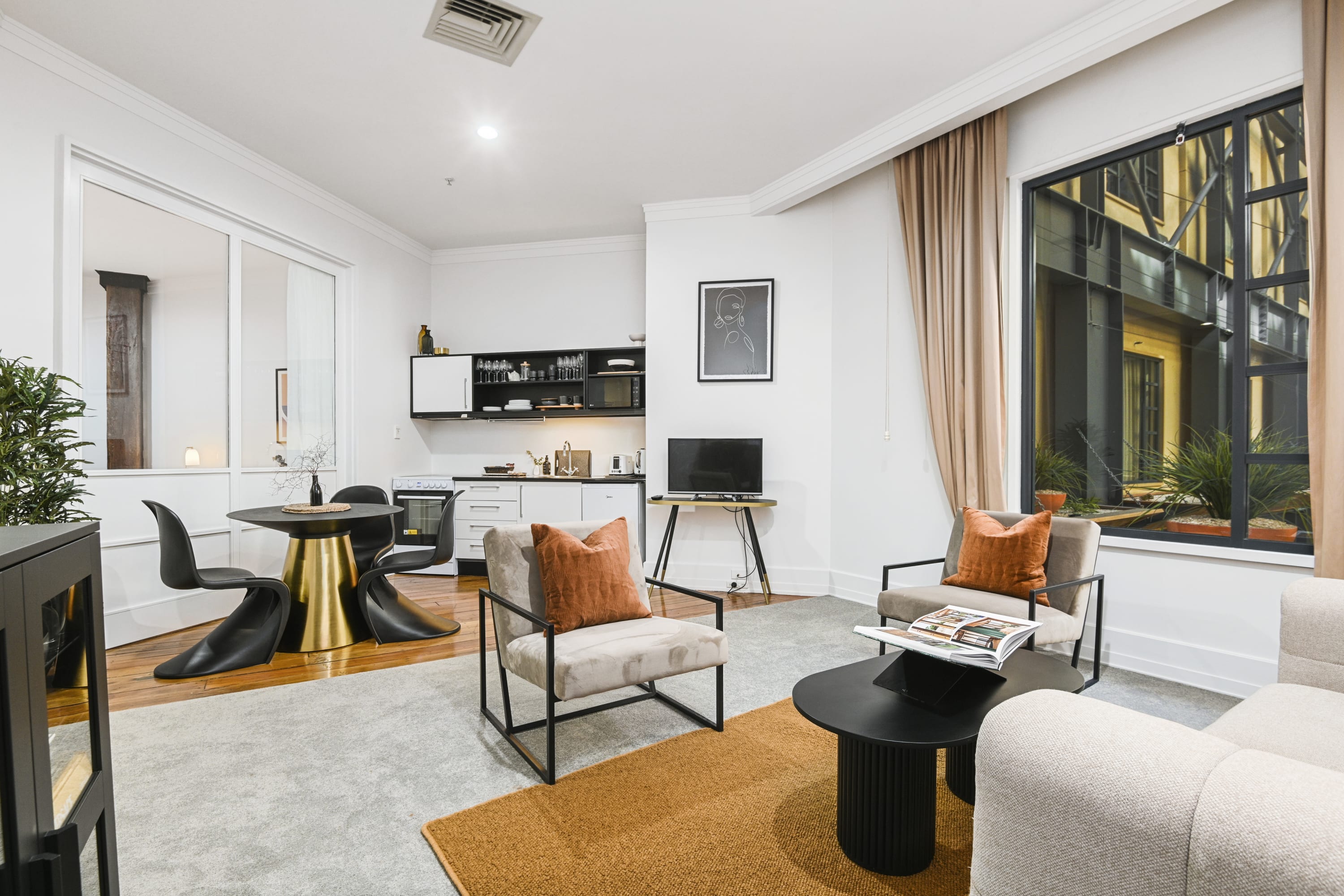 Stylish apartment in the iconic Heritage building - Image 1