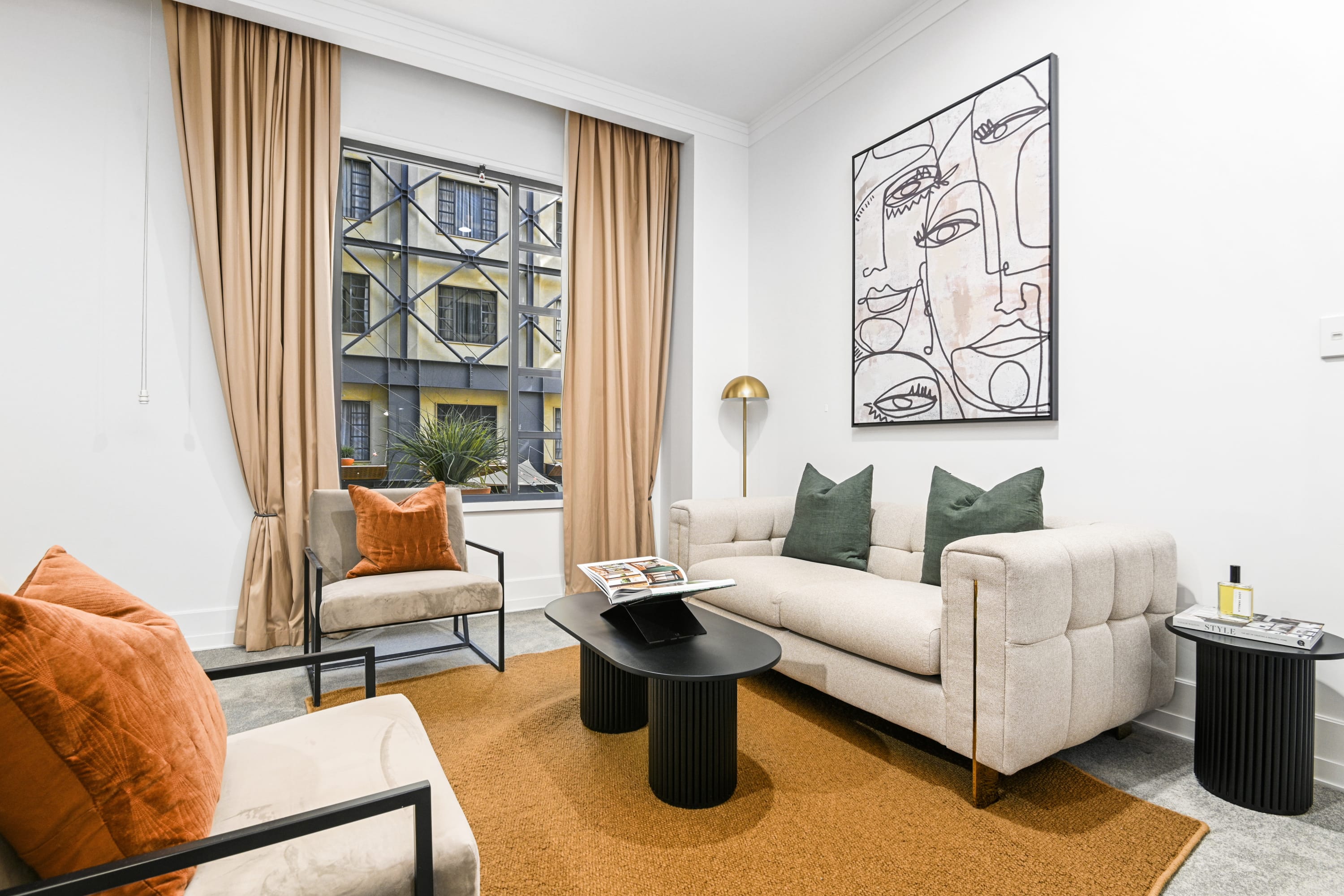 Stylish apartment in the iconic Heritage building - Image 4