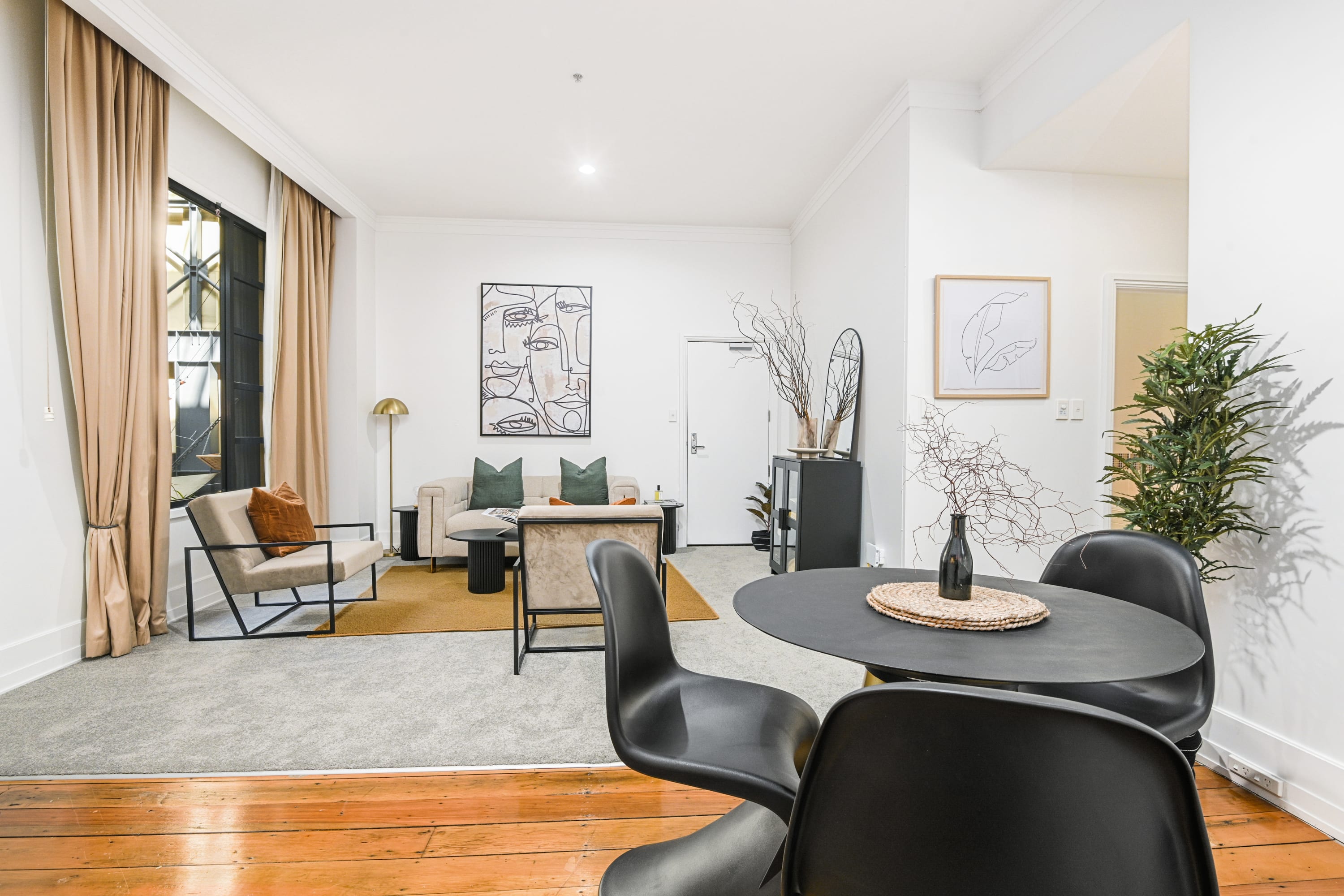 Stylish apartment in the iconic Heritage building - Image 2