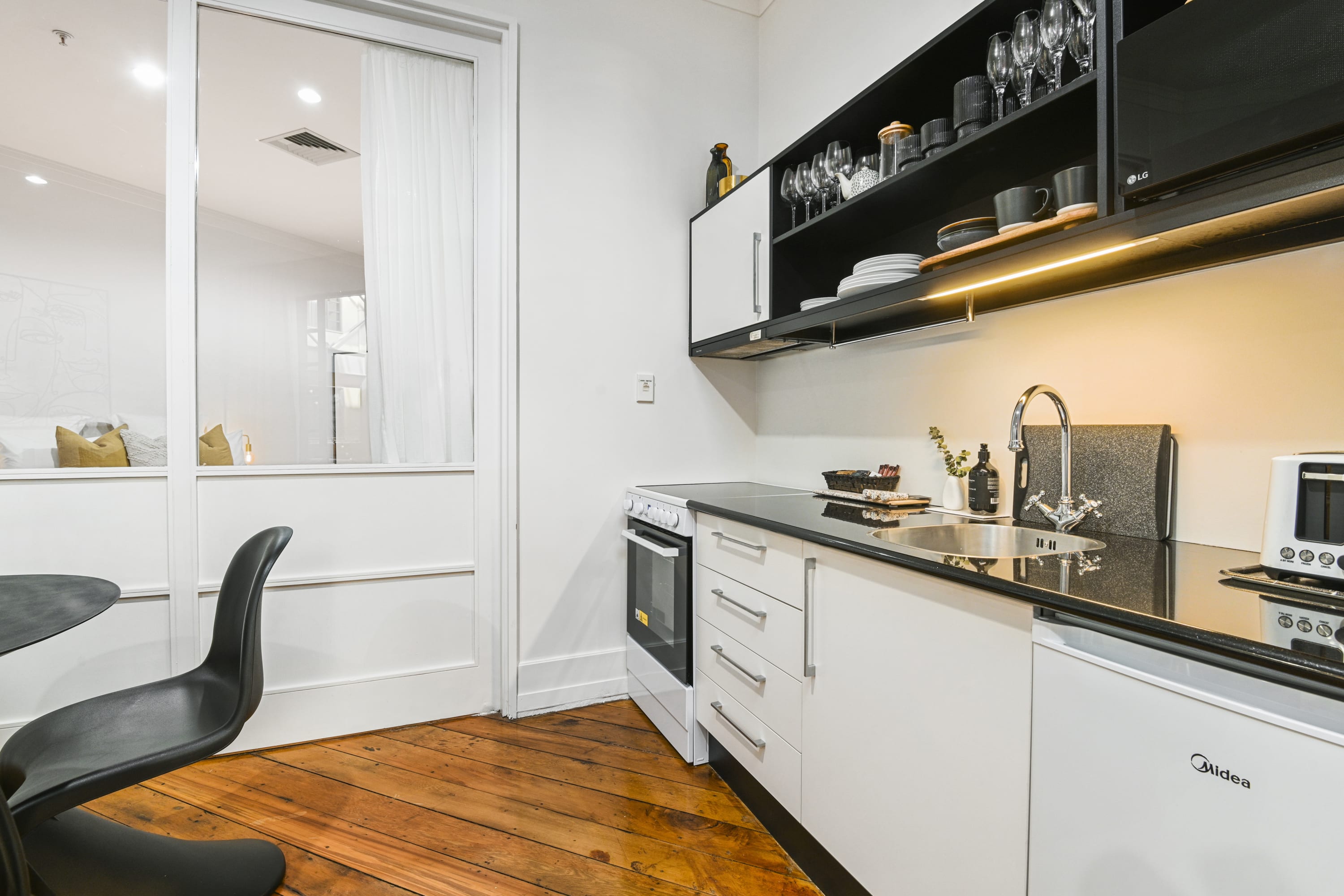 Stylish apartment in the iconic Heritage building - Image 3