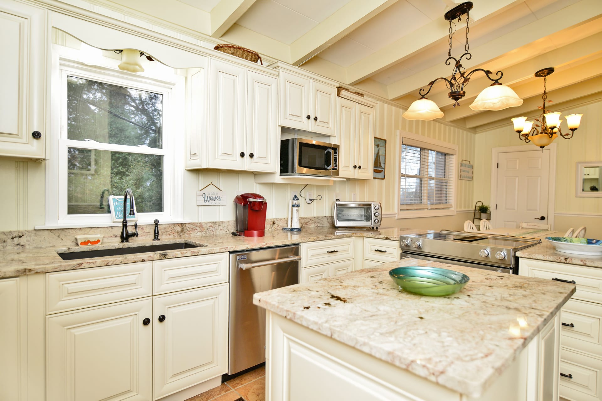 Gorgeous Granite Countertop Kitchen with Island