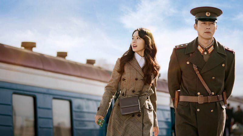 La empresaria de Corea del Sur Yoon Se Ri y el capitán del ejército de Corea del Norte Ri Jeong Hyuk en Crash Landing on You