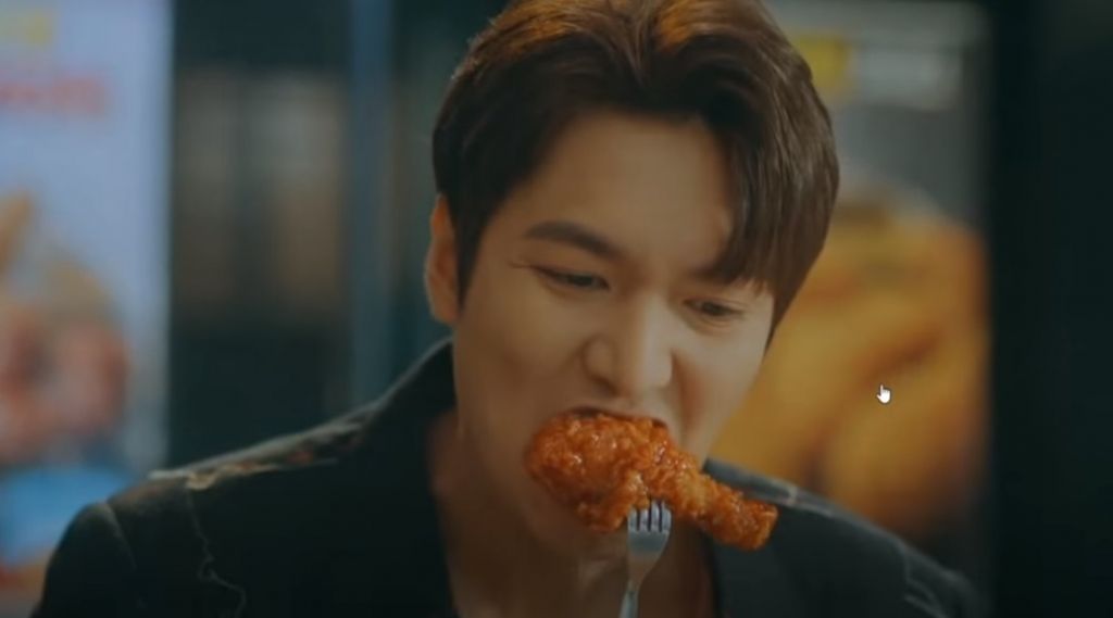 Lee Min Ho dándole al pollo frito en The King Eternal Monarch